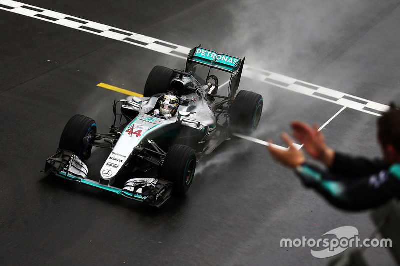 18e victoire de l'année pour Mercedes