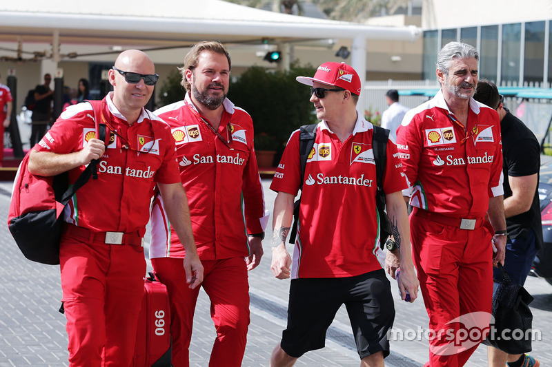 Марк Арналл, персональний тренер та Джіно Росато, Ferrari; Кімі Райкконен, Ferrari; Мауріціо Аррівабене, керівник Ferrari