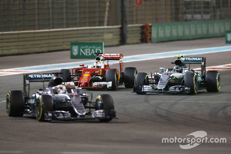 Lewis Hamilton, Mercedes AMG F1 W07 Hybrid devant Nico Rosberg, Mercedes AMG F1 W07 Hybrid, Sebastian Vettel, Ferrari SF16-H