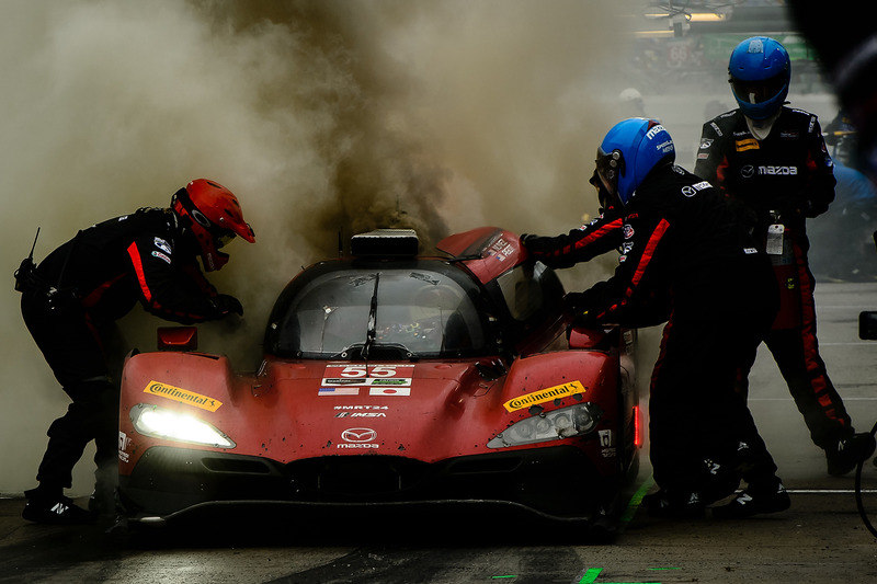 #55 Mazda Motorsports Mazda DPi: Jonathan Bomarito, Tristan Nunez, Spencer Pigot, fugo en los pits