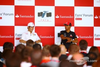 Kamui Kobayashi, Sauber F1 Team and Lewis Hamilton, McLaren Mercedes