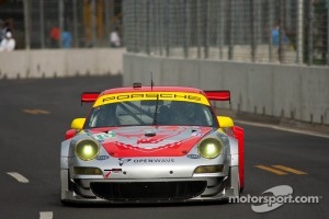 #45 Flying Lizard Motorsports Porsche 911 GT3 RSR: Jörg Bergmeister, Patrick Long