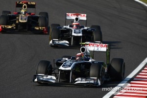 Pastor Maldonado, AT&T Williams leads Rubens Barrichello, AT&T Williams