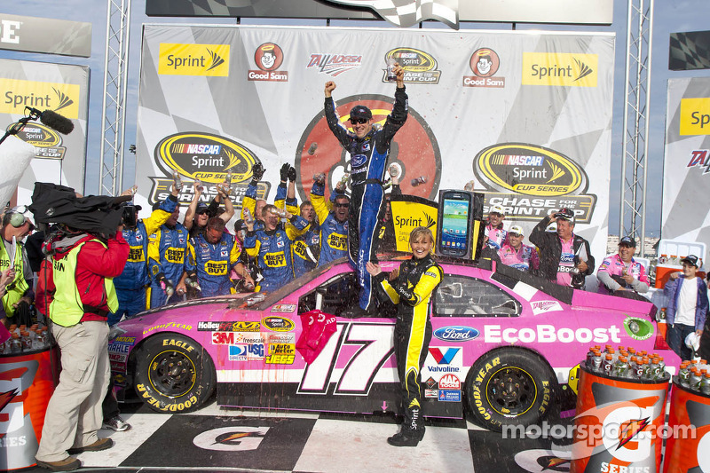 ... Matt Kenseth fährt seinen "Pink Panther" sogar in die Victory Lane