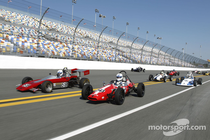 Demorunden der Formula Vee beim Formel-V-Revival auf dem Daytona International Speedway