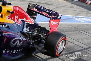 Sebastian Vettel, Red Bull Racing RB9 rear suspension and rear wing running sensor equipment