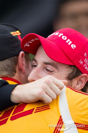 Victory circle: race winner James Hinchcliffe, Andretti Autosport Chevrolet gets a hug from Ryan Huntery-Reay, Andretti Autosport Chevrolet