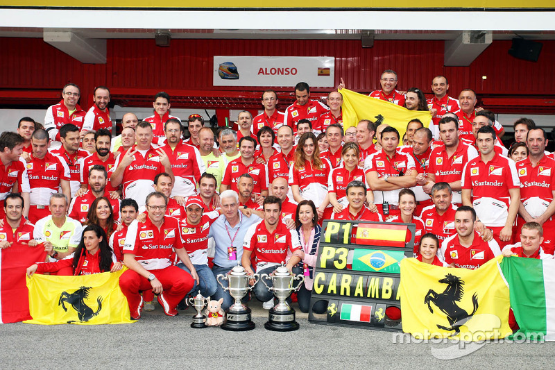 Святкування у Ferrari з приводу перемоги Фернандо Алонсо і третього місця Феліпе Масси