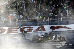 Race winner Jamie McMurray, Earnhardt Ganassi Racing Chevrolet