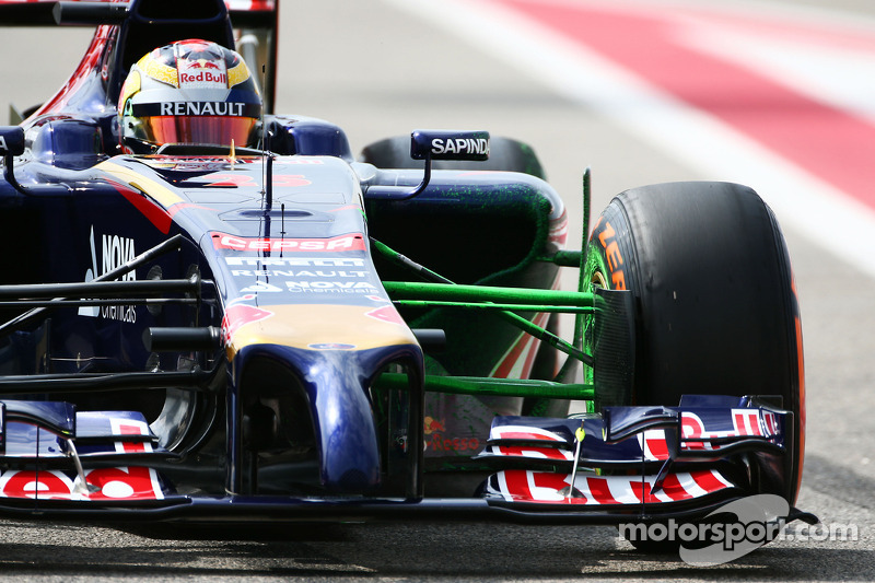 У 2015-му Феттель перейшов до Ferrari, що створило вільне місце у Red Bull, яке зайняв Квят. Вернь після трьох сезонів у Toro Rosso попросили звільнити місце, отже у команді виявилося дві вакансії…