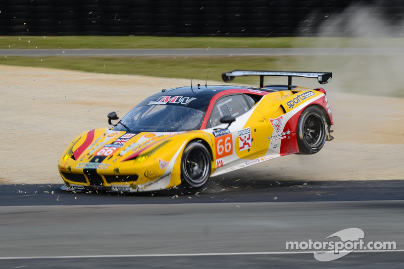 #66 JMW Motorsport Ferrari 458 Italia: Abdulaziz Al Faisal, Seth Neiman, Spencer Pumpelly crashes