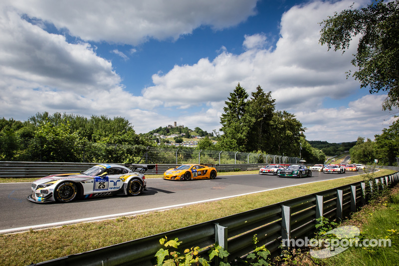 #25 Marc VDS Racing BMW Z4 GT3: Maxime Martin, Jörg Müller, Uwe Alzen, Marco Wittmann and #66 Dörr Motorsport McLaren MP4-12C: Kevin Estre, Peter Cox, Tim Mullen, Sascha Bert lead the field to the start