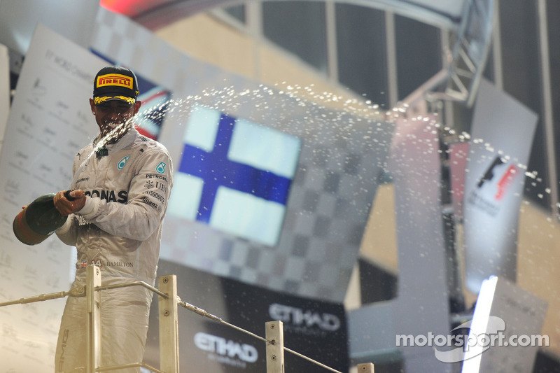 El ganador y campeón del mundo Lewis Hamilton, Mercedes AMG F1 celebra en el podium