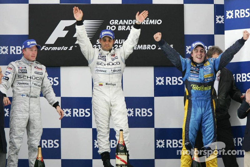Podio: el ganador de la carrera Juan Pablo Montoya con Kimi Raikkonen y Fernando Alonso