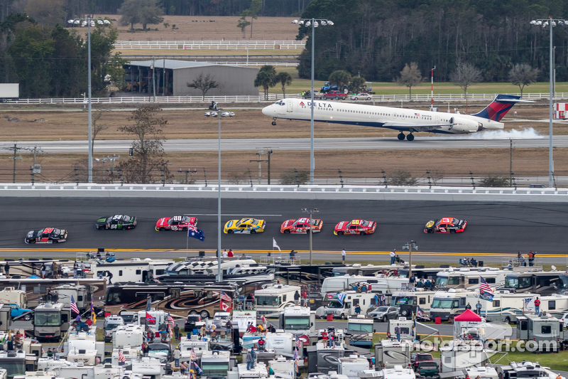 Race action with a Delta MD-90 touching down at Daytona International Airport