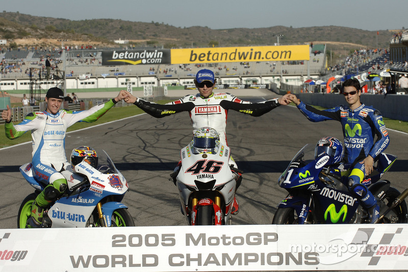 La tradicional foto de los Campeones del Mundo de 2005: El Campeón del Mundo de MotoGP Valentino Rossi, con el Campeón del Mundo de 125cc Thomas Luthi y el Campeón del Mundo de 250cc Dani Pedrosa