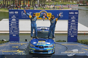 Podio: Los ganadores de grupo N Toshi Arai y Tony Sircombe