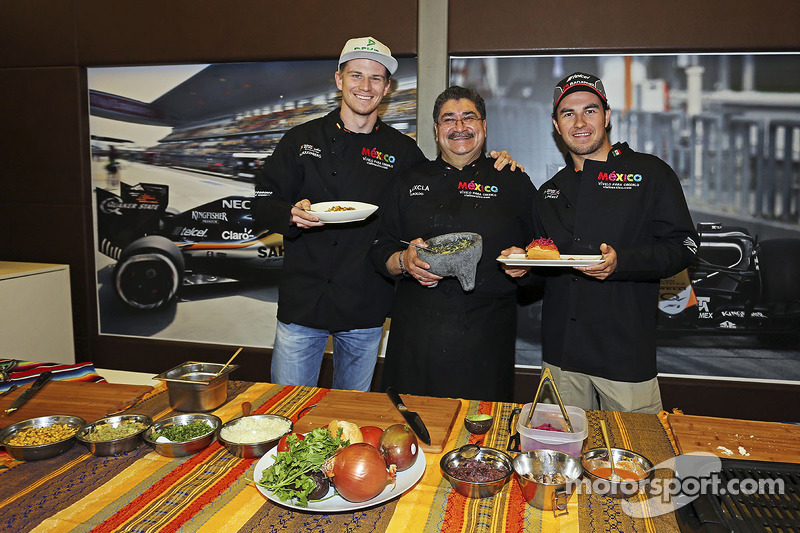 Nico Hulkenberg Sahara Force India F1, Chef Rubén Boldo Villegas y Sergio Pérez Sahara Force India F1 cocinan comida mexicana en el motorhome del equipo.