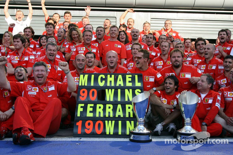 Міхаель Шумахер святкує свою 90-ту перемогу і 190-у для Ferrari з членами команди Ferrari
