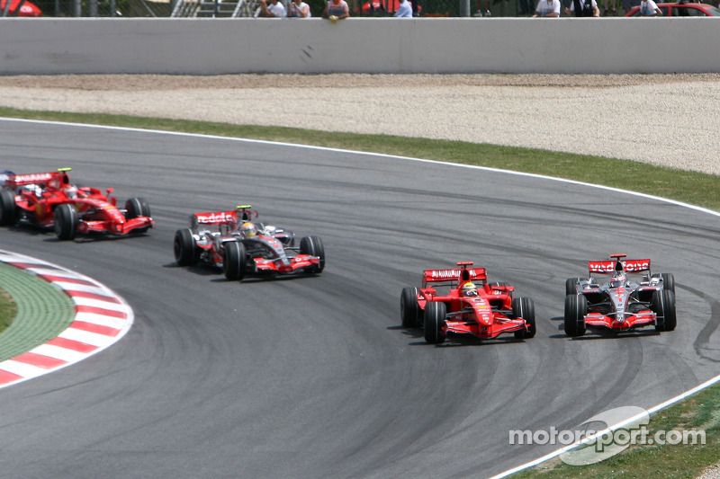 Felipe Massa divide a primeira curva do GP da Espanha com Fernando Alonso