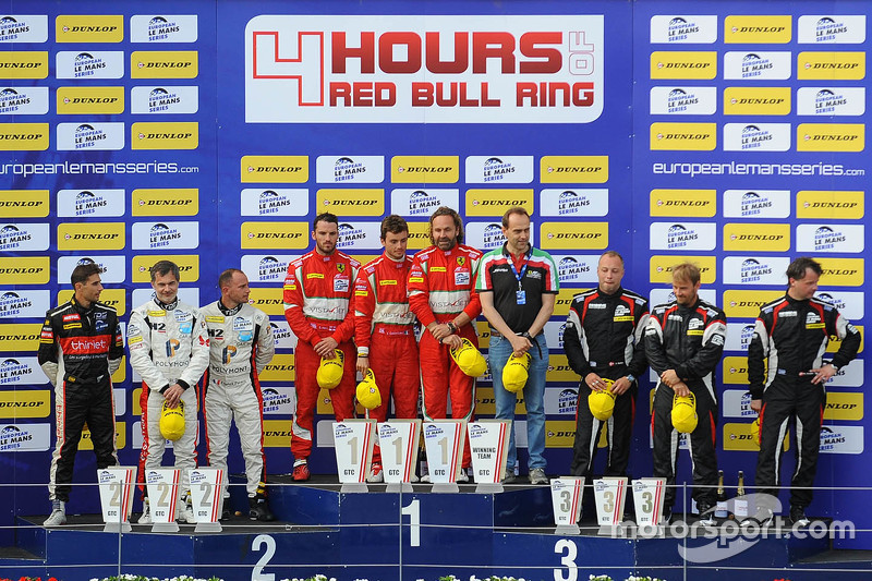 Томас Флор (пятый справа). Spirit of Race (машина №54), LMGTE Am