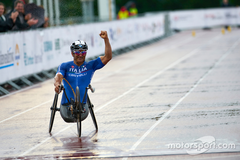 Alex Zanardi compite en el Campeonato del Mundo de Para-Ciclismo UCI