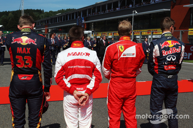 (L to R): Макс Ферстаппен, Scuderia Toro Rosso; Уілл Стівенс, Manor F1 Team; Кімі Райкконен, Ferrari; та Данііл Квят, Red Bull Racing слухають національний гімн