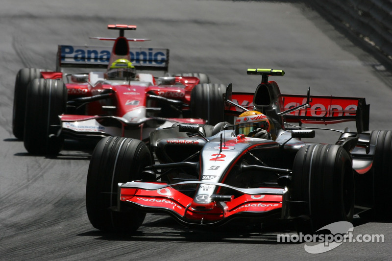 Lewis Hamilton, McLaren Mercedes, MP4-22 y Ralf Schumacher, Toyota Racing, TF107