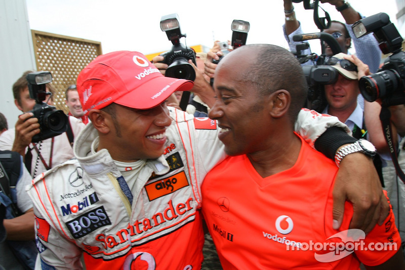 Ganador de la carrera Lewis Hamilton, McLaren Mercedes celebra con su padre Anthony Hamilton