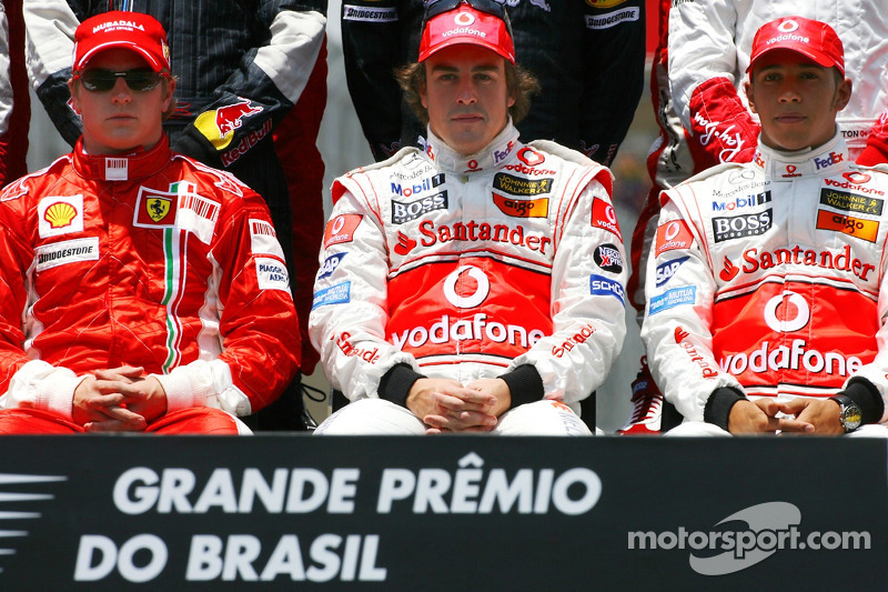 Foto de grupo: Kimi Raikkonen, Scuderia Ferrari, Fernando Alonso, McLaren Mercedes, Lewis Hamilton, McLaren Mercedes 2007