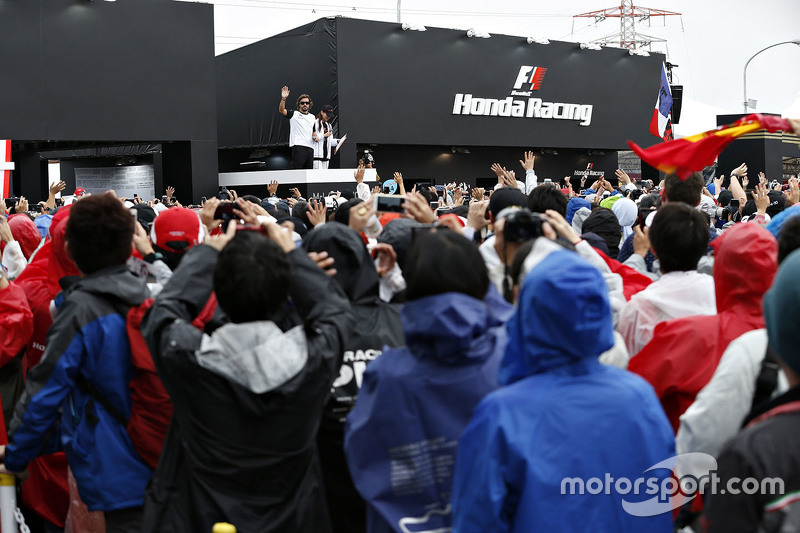 Fernando Alonso, McLaren olas en la multitud