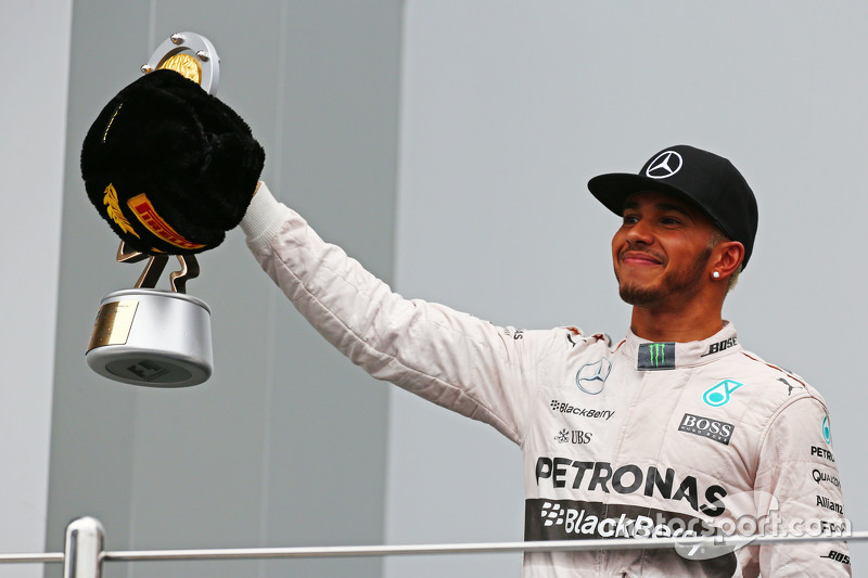 Hamilton no se baja del podio en Rusia