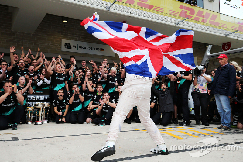 Ganador de la Carrera y Campeón del Mundo Lewis Lewis Hamilton, Mercedes AMG F1 celebra con el equipo