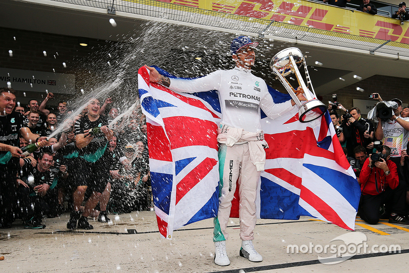 Ganador de la Carrera y Campeón del Mundo Lewis Lewis Hamilton, Mercedes AMG F1 celebra con el equipo