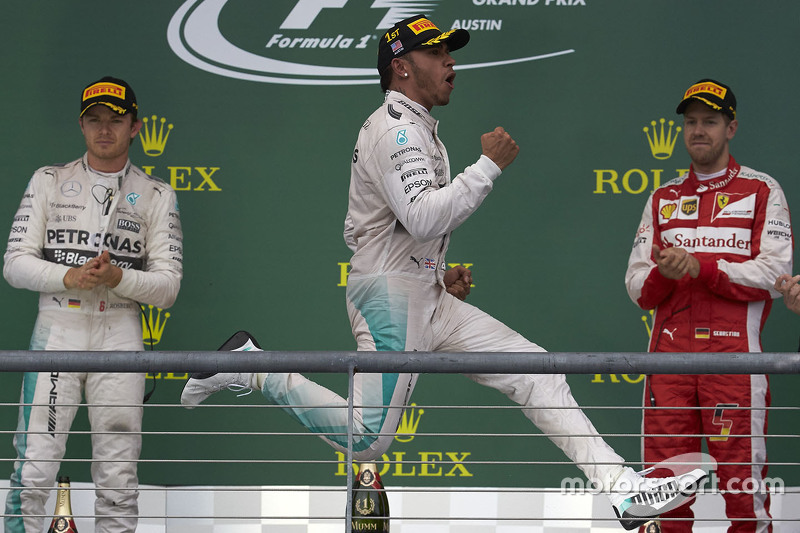 Ganador de la Carrera y Campeón del Mundo Lewis Hamilton, Mercedes AMG F1, segundo lugar Nico Rosberg, Mercedes AMG F1, y el tercer lugar Sebastian Vettel, Ferrari