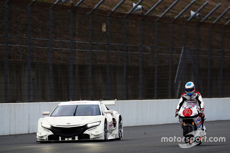 Fernando Alonso rijdt op een Honda-motor met de Honda NSX