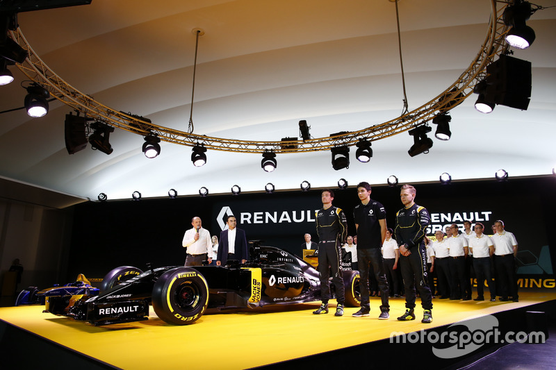 7. Jolyon Palmer, Kevin Magnussen y Esteban Ocon, Renault F1 Team con Carlos Ghosn, Presidente de Renault y Frederic Vasseur, manager del equipo Renault Sport F1