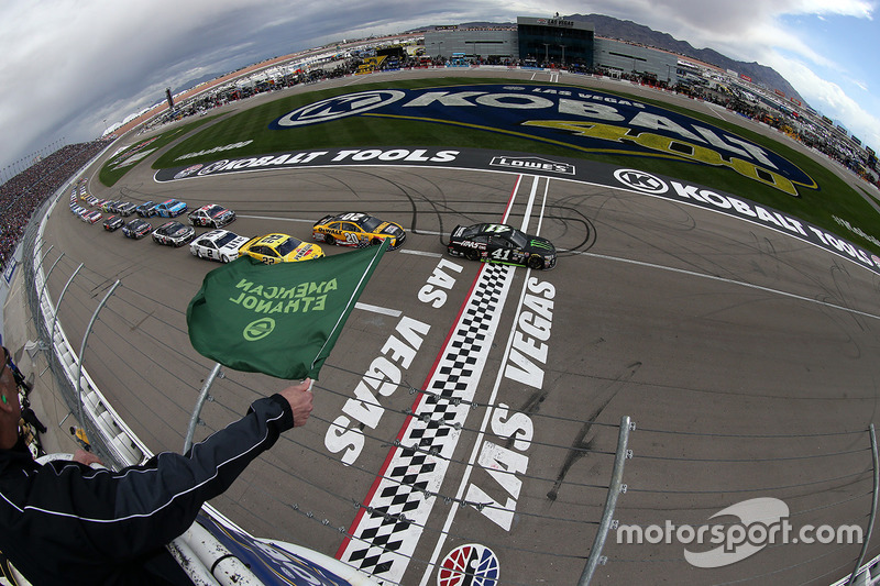 Start: Polesitter Kurt Busch (Stewart/Haas-Chevrolet) führt