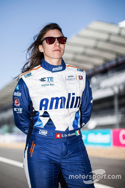 Simona de Silvestro chegou a assinar com a Sauber em 2014, mas por questões financeiras, ela nunca defendeu as cores da equipe.