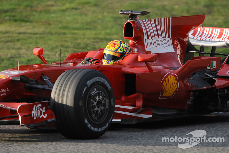 Valentino Rossi mengemudikan Ferrari F2008 di Mugello pada 2008
