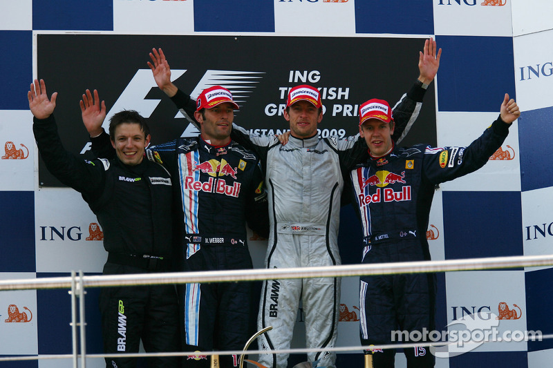 Подіум: переможець Дженсон Баттон (Brawn Mercedes), другий призер Марк Веббер (Red Bull Renault), третій призер Себастьян Феттель (Red Bull Renault)