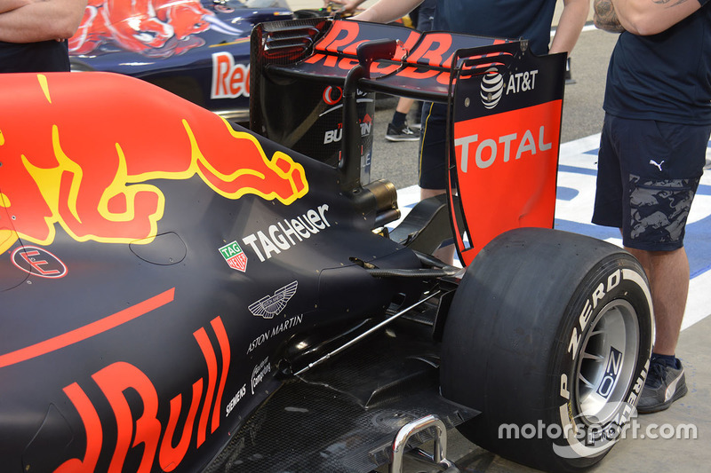 Red Bull Racing RB12, feritoie ala posteriore