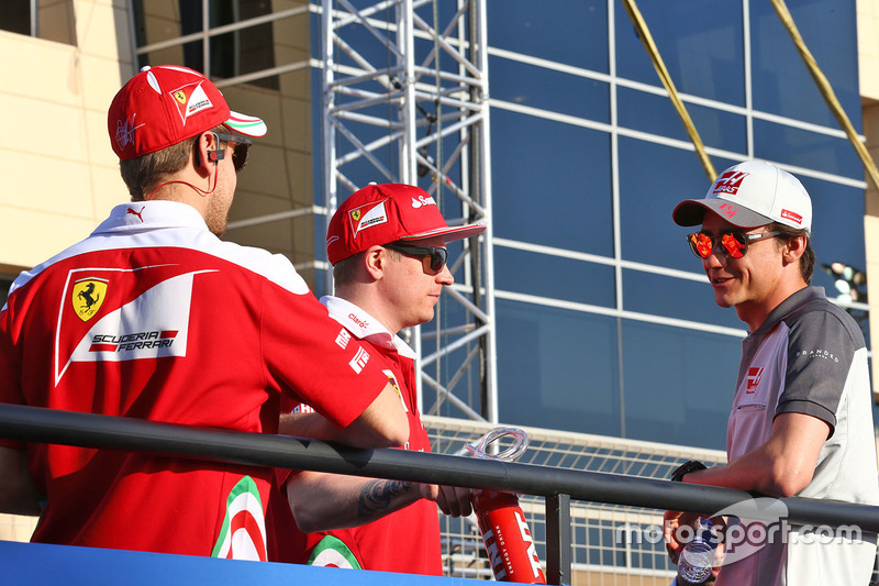 Sebastian Vettel, Ferrari, Kimi Raikkonen, Ferrari y Esteban Gutierrez, Haas F1 Team