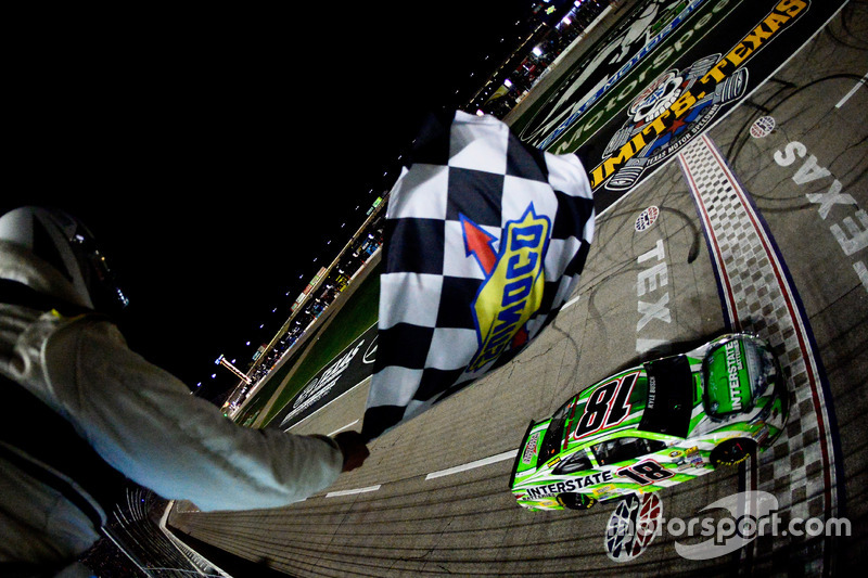 Bandera a cuadros para Kyle Busch, Joe Gibbs Racing Toyota
