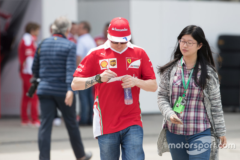 Kimi Räikkönen dá autógrafo para fã chinesa