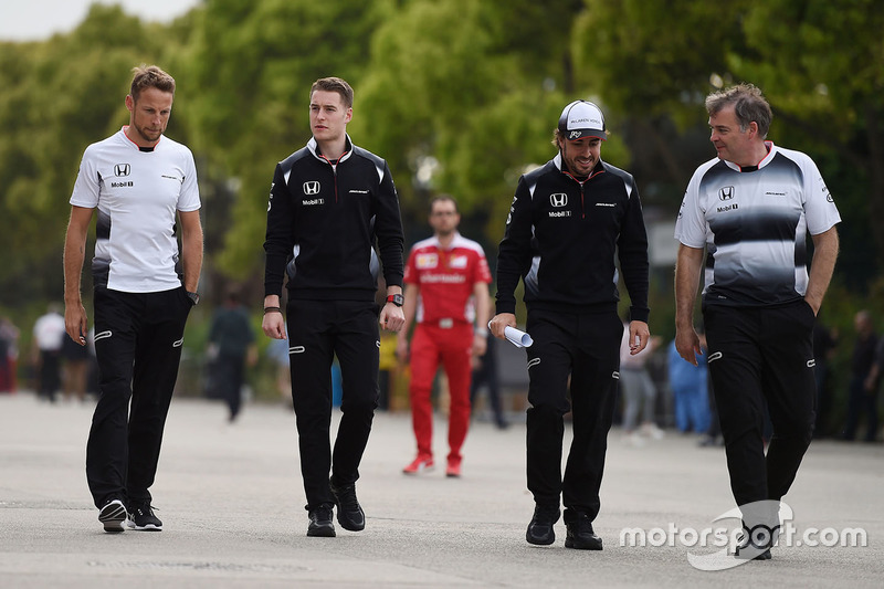 Jenson Button, McLaren, Stoffel Vandoorne, McLaren piloto de pruebas y de reserva yFernando Alonso, McLaren
