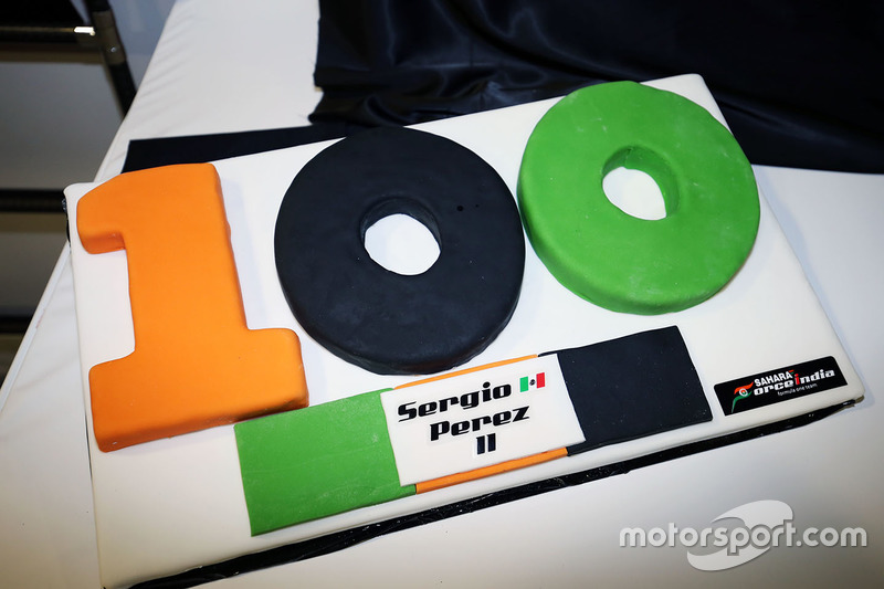 Sahara Force India F1 Team celebran 100 Grandes Premio con un pastel para Sergio Pérez, Sahara Force India F1