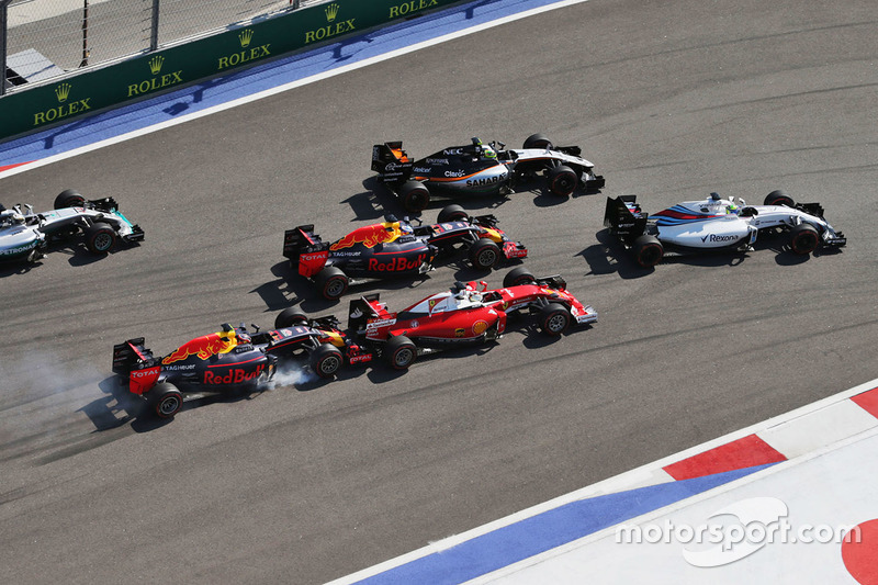 Daniil Kvyat, Red Bull Racing RB12 choca con Sebastian Vettel, Ferrari SF16-H en la arrancada