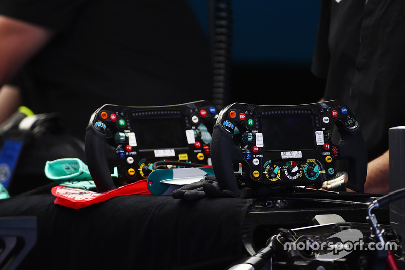 Рули от Mercedes AMG F1 W07 Hybrid Нико Росберга