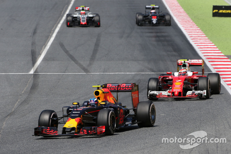 Max Verstappen aan de leiding